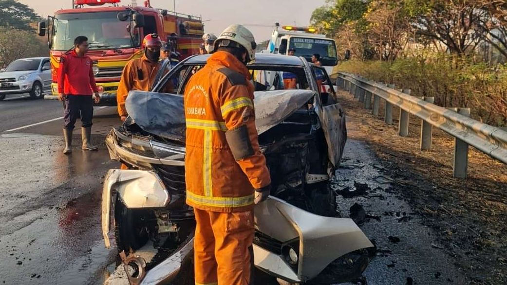 Mobil terbakar di Jalan Tol Satelit, Surabaya, Jumat 6 Oktober 2023. (Foto: Istimewa)