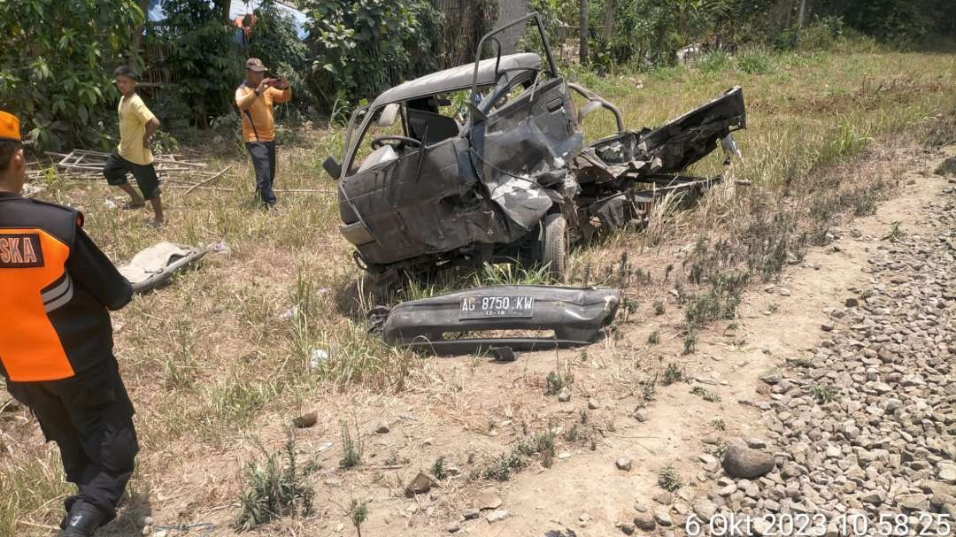 Mobil pickup milik Imam yang tertabrak KA SIngosari, hancur. (Foto: choirul anam/ngopibareng.id)