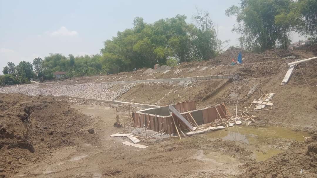 Kondisi terkiri pembangunan Embung Nglebok di Cepu, Blora, untuk mengatasi banjir langganan. (Foto: Istimewa)