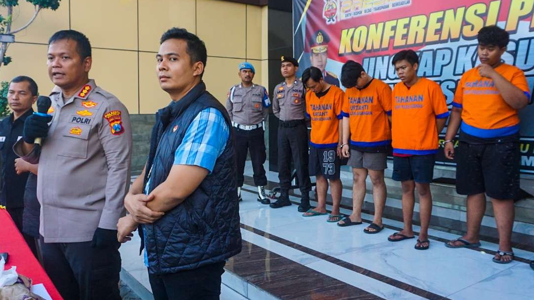 Empat tersangaka pengeroyok penjaga warkop di Sidoarjo saat diamankan petugas Polresta Sidoarjo (Foto: Aini Arifin/Ngopibareng.id)