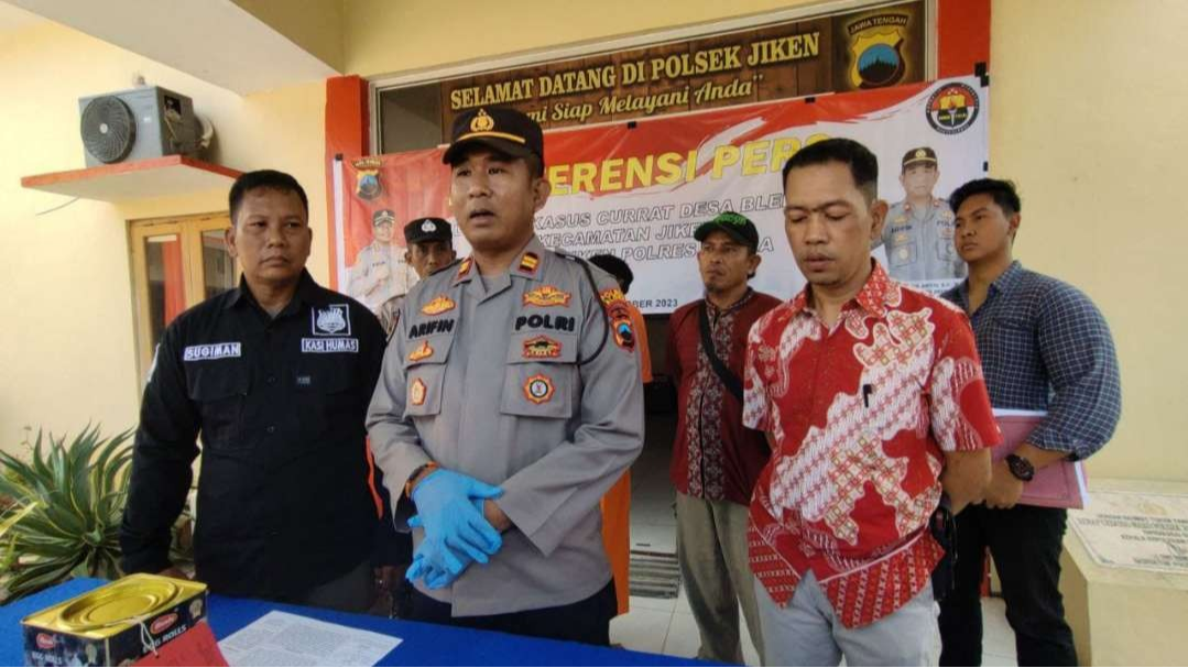 Kapolsek Jiken, Iptu Zaenul Arifin saat konferensi pers di Mapolres Blora. (Foto: Ahmad Sampurno/Ngopibareng.id)