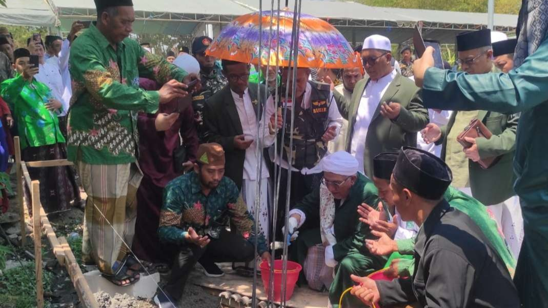 Peletakan batu pertama pembangunan kantor ranting NU Desa Klotok, Kecamatan Plumpang Tuban. (Foto: Istimewa)