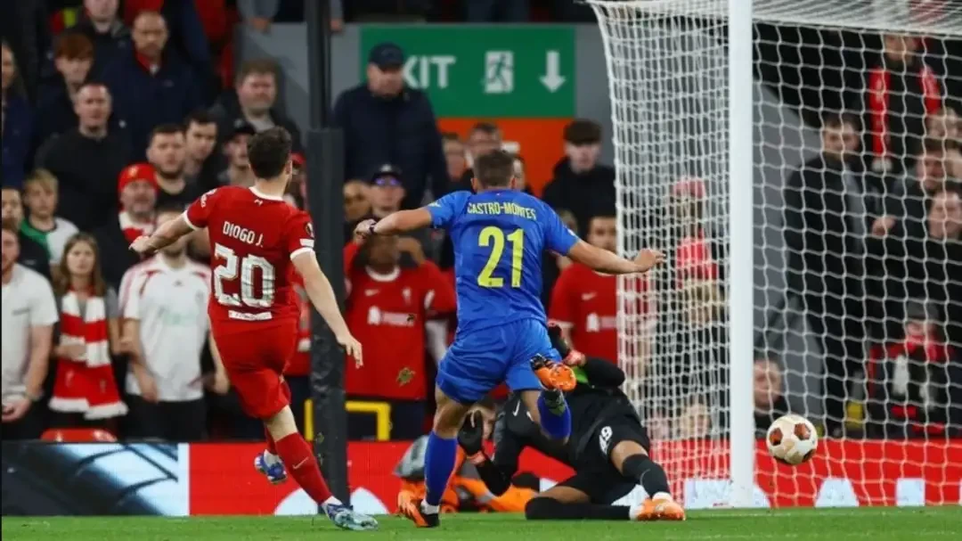 Diego Jota mencetak gol kedua Liverpool di Liga Europa. (Foto: AFP)