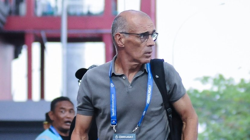 Pelatih Arema FC, Fernando Valente saat mendampingi tim ketika melawan Borneo FC di Liga 1 musim 2023/2024 (Foto: Twitter/@Aremafcofficial)