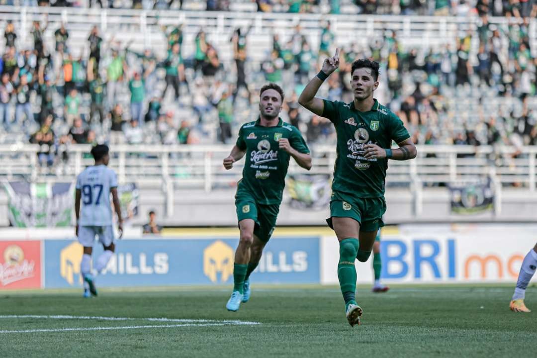 Bruno Moreira cetak brace untuk bawa Persebaya unggul 2-1 atas Persib di babak pertama. (Foto: Persebaya.id)