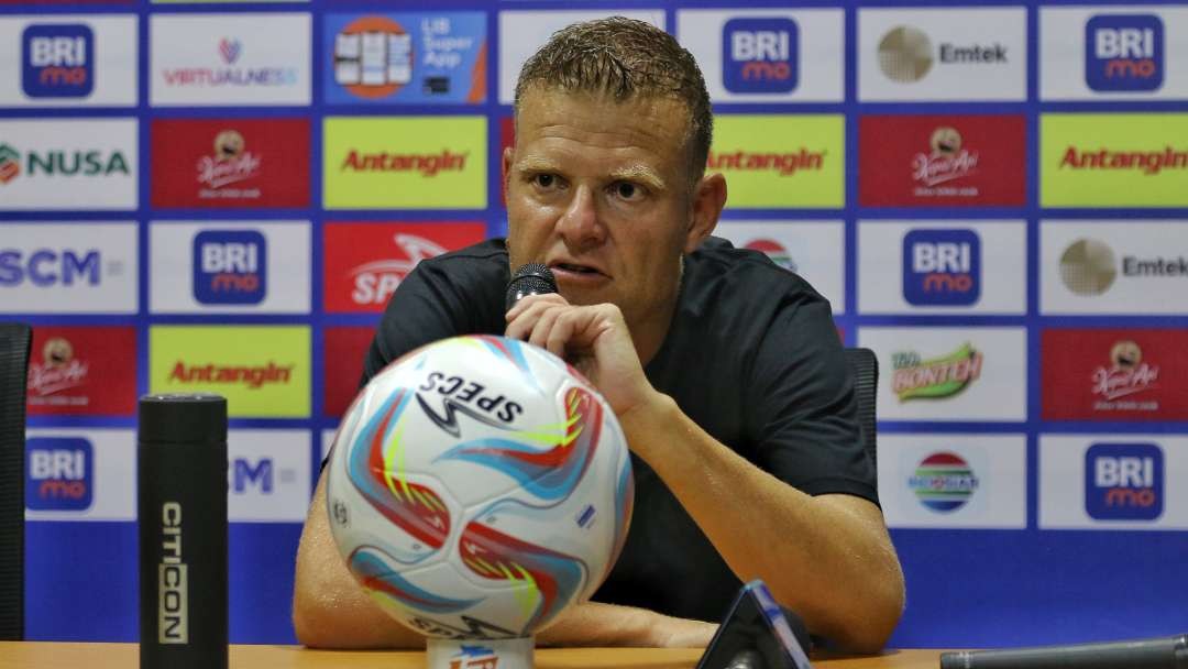 Pelatih Persebaya, Josep Gombau, usai laga melawan Persib. (Foto: Fariz Yarbo/Ngopibareng.id)