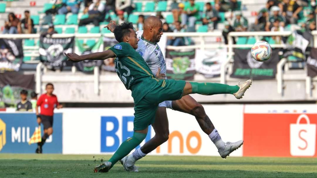 David dal Silva bertarung dengan Kadek Raditya dalam laga Persebaya vs Persib. (FotoL Fariz Yarbo/Ngopibareng.id)