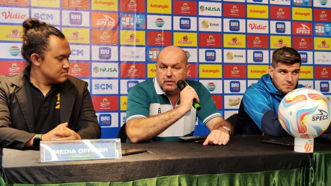 Pelatih Persib, Bojan Hodak, saat pre match press conference di Surabaya, Jumat 6 Oktober 2023 malam. (Foto: Fariz Yarbo/Ngopibareng.id)