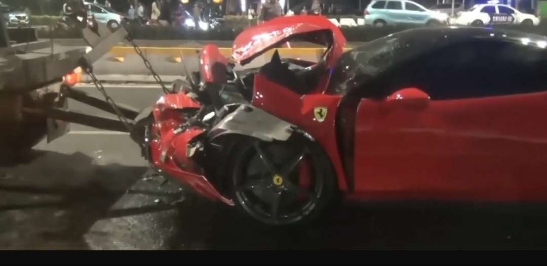 Mobil Ferrari ringsek usai seruduk lima kendaraan di kawasan Bundaran HI Jakarta, Minggu 8 Oktober 2023 dini hari. (Foto: Istimewa)