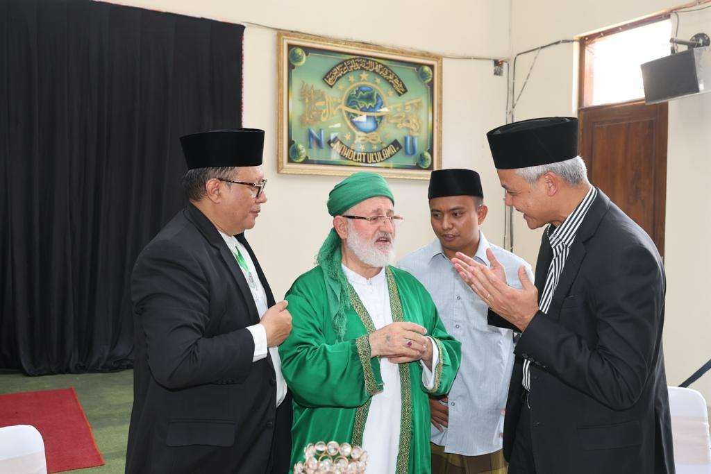 Syekh Muhammad Fadhil Jailani saat mendoakan bacapres 2024 Ganjar Pranowo di sela-sela acara pernikahan keponakan Kiai Said Aqil Siradj. (Foto: Tim Media Ganjar Pranowo)