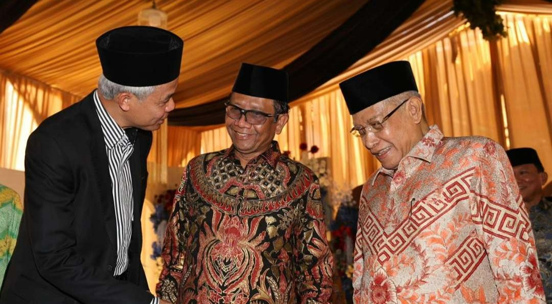 Momen keakraban Bacapres 2024 Ganjar Pranowo dengan Menkopolhukam Mahfud MD di acara pernikahan keponakan mantan Ketua PBNU Kiai Said Aqil Siradj. (Foto: Tim Media Ganjar Pranowo)