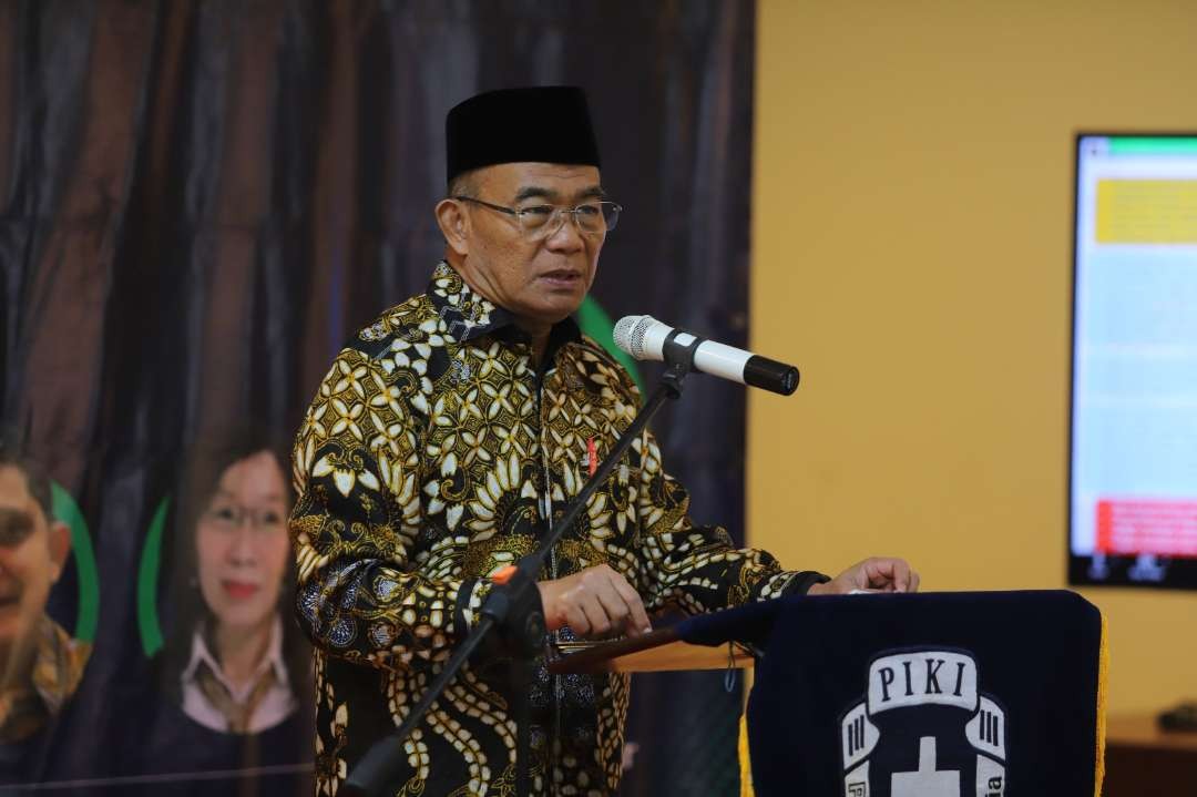 Menko PMK Muhadjir Effendy menyampaikan pidato kunci pada Seminar Kebangsaan bertema "Strategi Penyiapan SDM Unggul Inteligensia Kristen Menuju Indonesia Emas 2045, yang diselenggarakan oleh Persatuan Intelegensia Kristen Indonesia (PIKI) dan Magister Teknologi Pendidikan Universitas Pelita Harapan (UPH), di Aula HOPE UPH Tangerang, Banten, Sabtu 7 Oktober 2023. (Dokumentasi Menko PMK)