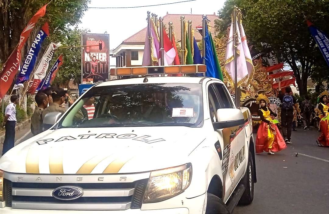 Kirab Pataka Jer Basuki Mawa Beya dilepas dengan atraksi seni khas Bondowoso, Minggu, 8 Oktober 2023 setelah menginap semalam di Bondowoso. (Foto: Guido Saphan/Ngopibareng.id)