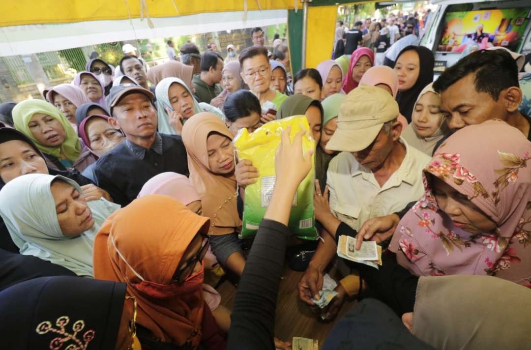 Warga Kota Probolinggo menyerbu Gerakan Pasar Murah (GPM) di Pasar Tugu Alun-alun. (Foto: Ikhsan Mahmudi/Ikhsan Mahmudi)