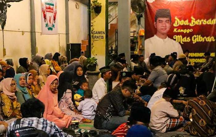 Suasana doa bersama warga Sidoarjo untuk Gibran lolos sidang gugatan syarat usia capres cawapres 2024 (foto :Aini/Ngopibareng.id)