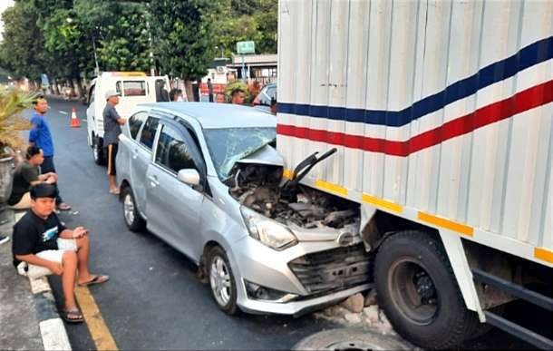 Bodi depan Daihatsu Zigra rusak berat setelah menyeruduk bagian belakang truk boks yang berhenti di lampu merah perempatan jalan kota Situbondo, Minggu, 8 Oktober 2023. (Foto: Satlantas Polres Situbondo)