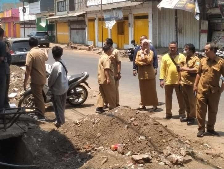 Komisi 3 DPRD Kota Probolinggo menyidak proyek perbaikan dua jalan di Pasar Baru. (Foto: Ikhsan Mahmudi/Ngopibareng.id)