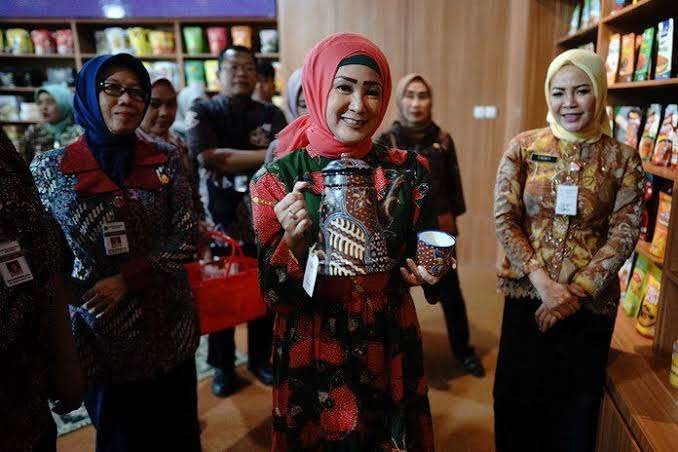 Penjabat (Pj) Ketua Dekranasda Jateng Shinta Nana Sudjana memperlihatkan salah satu produk di Galeri Halal. (Foto: Humas Pemprov Jateng)