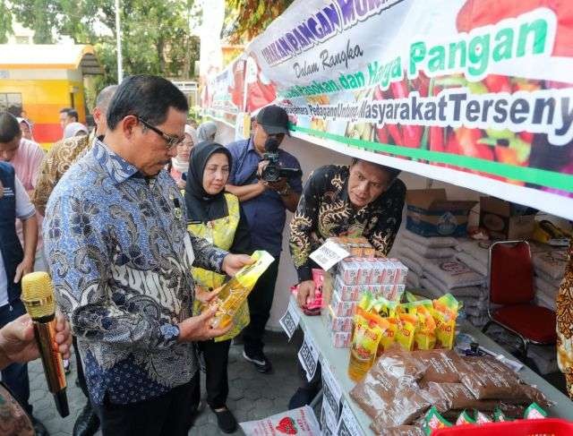 Penjabat Gubernur Jawa Tengah, Komjen Pol (P) Nana Sudjana memantau Gerakan Pangan Murah (GPM). (Foto: Humas Pemprov Jateng)