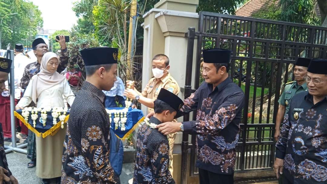 Bupati Yuhronur Efendi didampingi Wakil.Bupato Abdul.Rouf menyambut kedatangan kafilah pemenang juara umum MTQ XXX Jawa Timur 2023 (Foto : Imron Rosidi/ngopibareng.id)