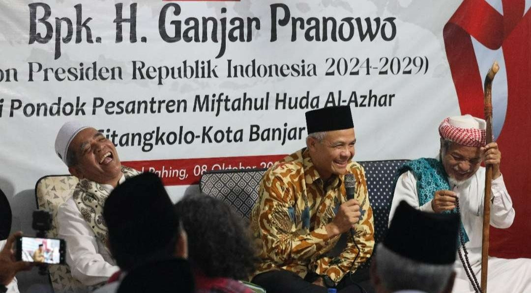 Pertemuan bacapres 2024 Ganjar Pranowo dengan para ulama dan masyayikh se_Kota Banjar di Ponpes Miftahul Huda Al-Azhar Banjar berlangsung gayeng dengan membahas banyak persoalan bangsa. (Foto: Tim Media Ganjar Pranowo)