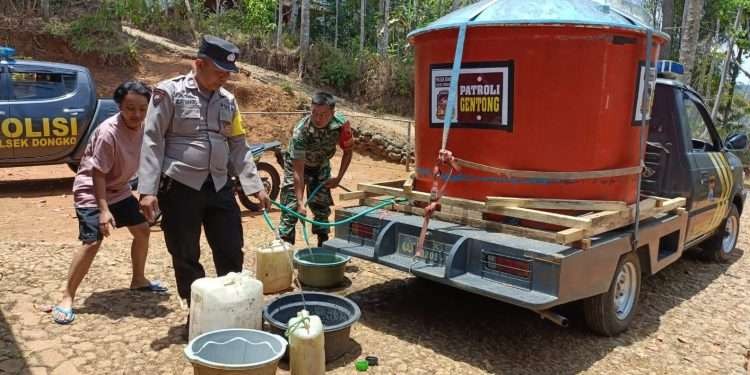 Patroli yang berorientasi pada aksi kemanusiaan ini kembali digelar oleh jajaran Polres Trenggalek untuk membantu masyarakat yang mengalami kekeringan ektrim dan krisis air bersih.(Foto: dok. polres trenggalek)