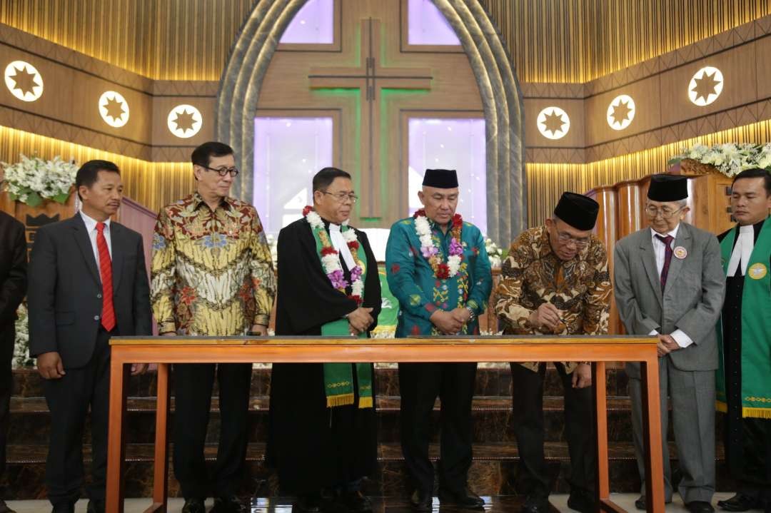 Menteri Koordinator Bidang Pembangunan Manusia dan Kebudayaan (Menko PMK) Muhadjir Effendy saat hadir pada acara Peresmian Gedung Gereja BNKP Jemaat Depok, Jawa Barat pada Minggu 8 Oktober 2023. (Foto: istimewa)