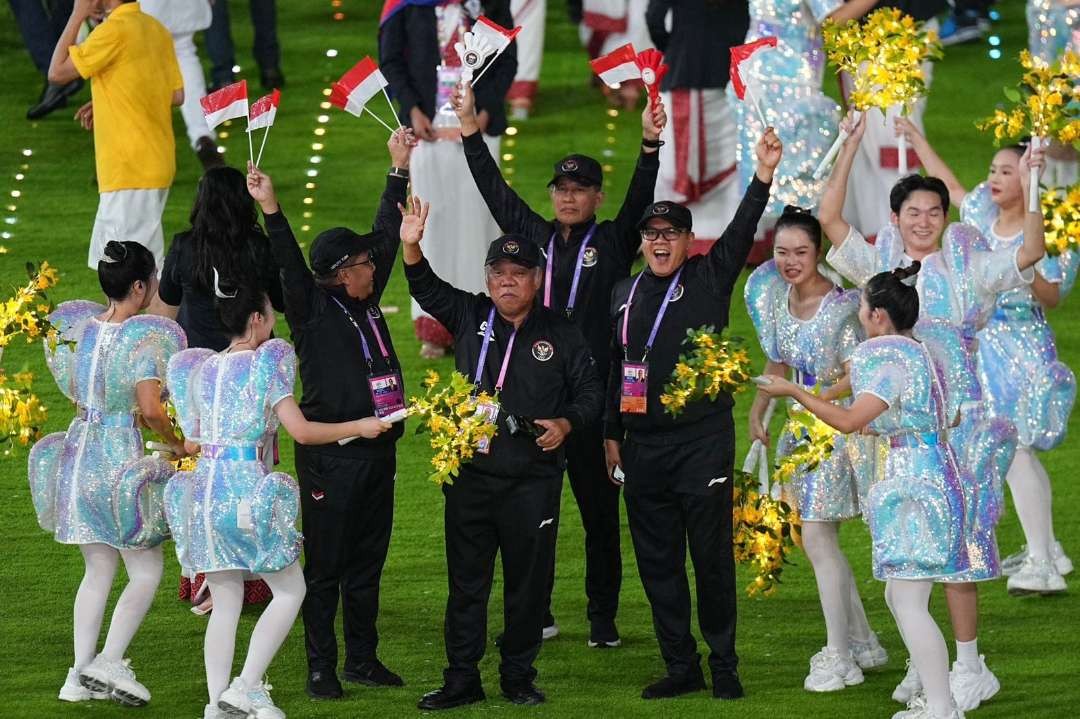 Menteri Pekerjaan Umum dan Perumahan Rakyat (PUPR) Basuki Hadimuljono memimpin parade Tim Indonesia di penutupan Asian Games Hangzhou, China, Minggu 8 Oktober 2023. (Foto: Dokumentasi NOC Indonesia)