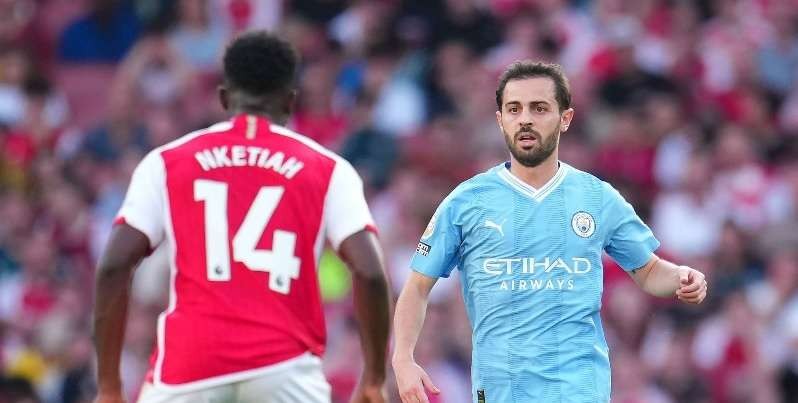 Duel sengit antara Arsenal kontra Man City nyaris berujung baku hantam. (Foto: Twitter/@ManCityEs)