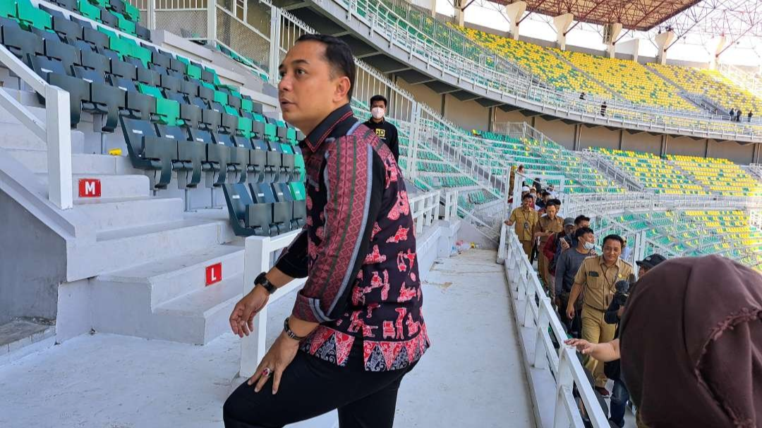 Walikota Surabaya, Eri Cahyadi saat melakukan sidak di Stadion GBT, menjelang Piala Dunia U-17 pada 10 November 2023. (Foto: Pita Sari/Ngopibareng.id)