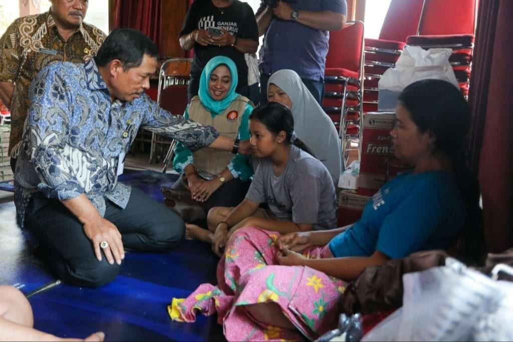 Penjabat (Pj) Gubernur Jawa Tengah, Komjen Pol (P) Nana Sudjana memantau langsung penyaluran bantuan logistik untuk korban kebakaran. (Foto: Humas Pemprov Jateng)