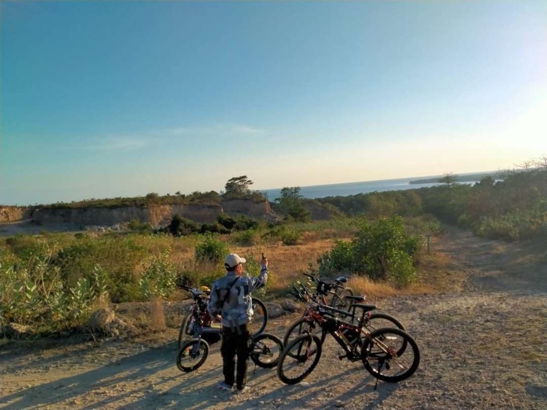 Kawasan bukit dan pantai di Bentar, Kecamatan Gending, Kabupaten Probolinggo termasuk yang akan diplot untuk kawasan industri. (Foto: Ikhsan Mahmudi/Ngopibareng.id).