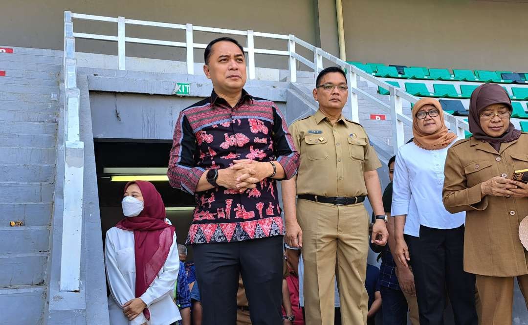 Walikota Surabaya, Eri Cahyadi melakukan sidak di Stadion GBT, dan masih menemukan banyak sampah. (Foto: Pita Sari/Ngopibareng.id)