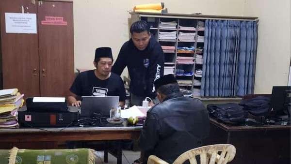 Tersangka Holili Abdianto, 23 tahun (posisi membelakangi) saat diperiksa Polsek Banyuanyar. (Foto: Polsek Banyuanyar)