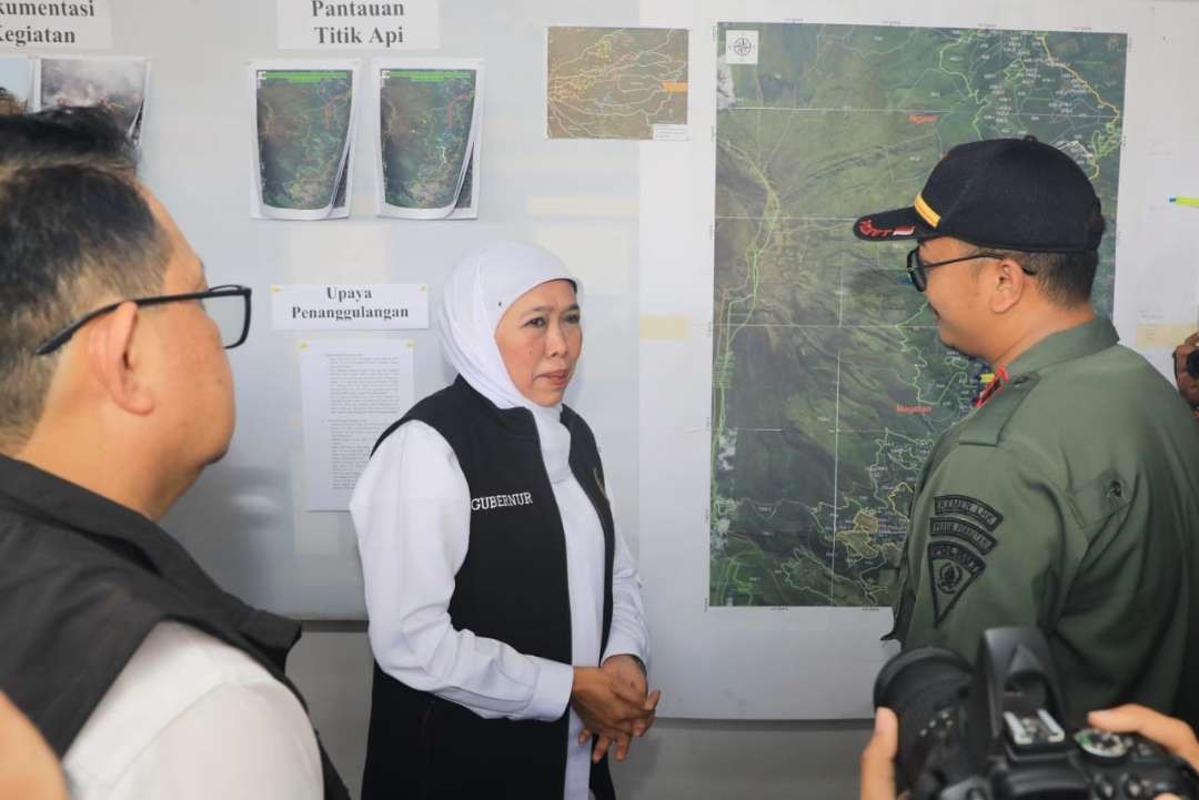 Gubernur Jatim, Khofifah Indar Parawansa saat meninjau posko pemadaman Karhutla Gunung Lawu. (Foto: Ist)