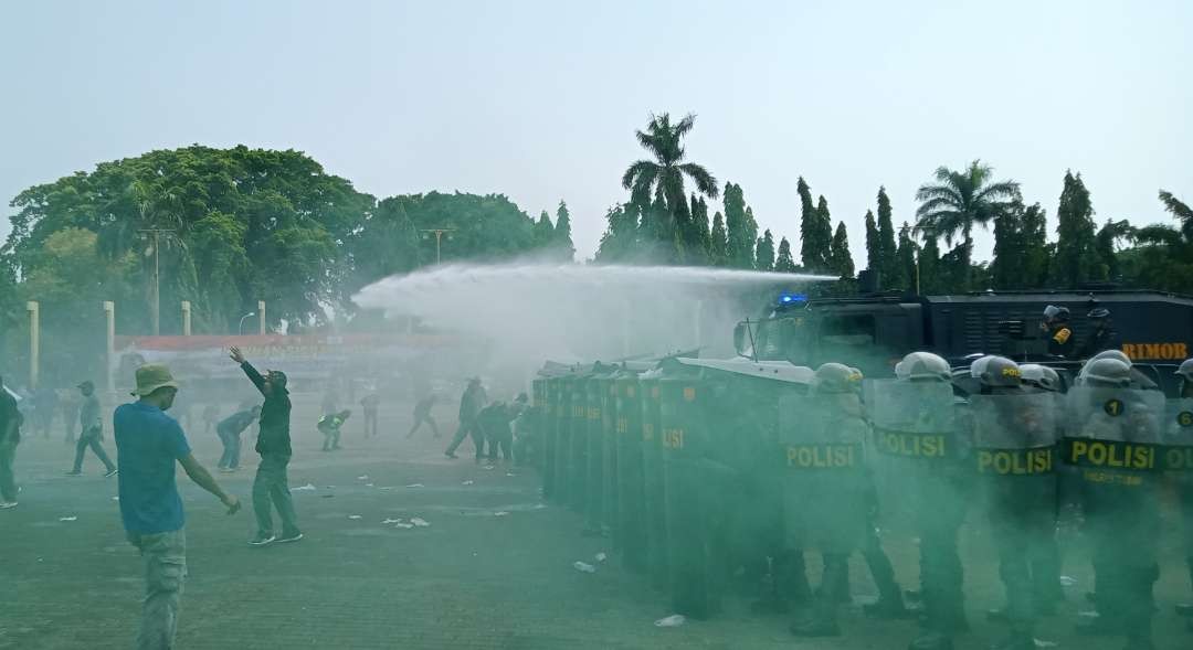 Pelaksanaan Latihan Sispamkota di Alun-alun Tuban (Khoirul Huda/Ngopibaren.id)