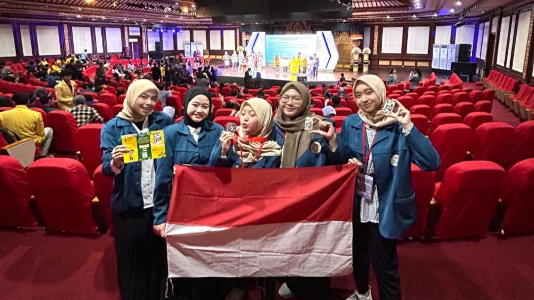 Tim mahasiswa Unair yang berhasil menciptakan inovasi limbah buah dan sayur jadi sabun. (Foto: Dok Unair)