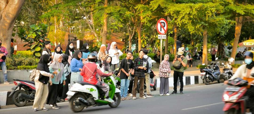 Memperingati hari Kesehatan Mental dunia yang bertepatan jatuh pada Selasa 10 Oktober 2023. 70 Mahasiswa gabungan dari tiga perguruan tinggi, aksi simpatik. (Foto: Fendi Lesmana/ngopibareng.id)