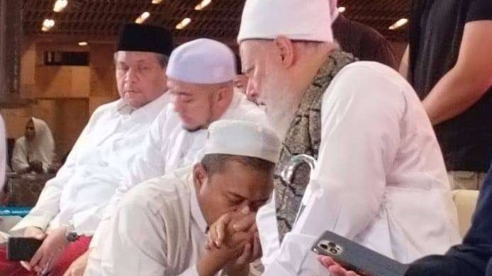 Ust Ma'ruf Khozin, Pengasuh Pondok Pesantren Raudlatul Ulum, Suramadu, Bangkalan, Madura, saat mencium tangan Syekh Ali Jumah di Jakarta. (Foto: aku fb ybs)