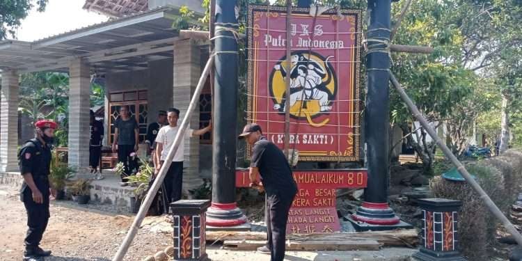 Salah satu tugu perguruan pencak silat yang dibongkar sukarela di Desa Kauman Kecamatan Sine, Kabupaten Ngawi, pada Sabtu 7 Oktober 2023. (Foto: polres ngawi)