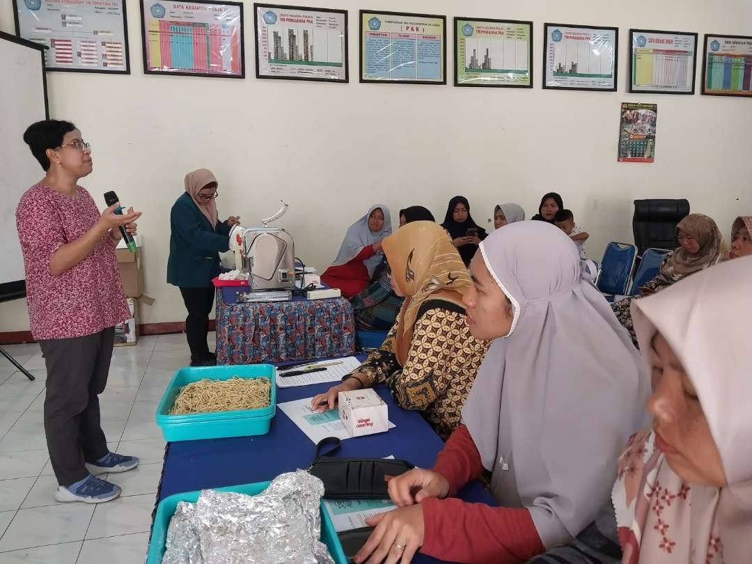 Chatarina Yayuk Trisnawati  S.TP., M.P dari Fakultas Teknologi Pertanian Universitas Katolik Widya Mandala Surabaya (UKWMS) sedang memberikan informasi dalam Pelatihan Pembuatan Mie Berbahan Dasar Ubi Cilembu di Desa Duyung, Trawas, Kabupaten Mojokerto, Selasa 10 Oktober 2023. (Foto: Dyah Ayu Pitaloka/Ngopibareng.id)