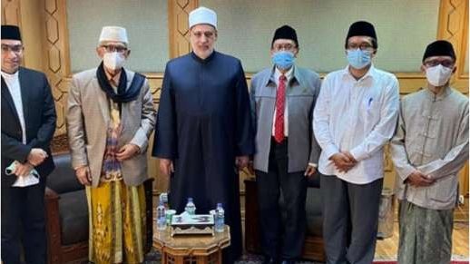 Rais Aam PBNU KH Miftachul Akhyar bersama seorang ulama dari Al-Azhar, Mesir. (Foto: maruf khozin)