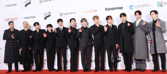 SEVENTEEN raih Daesang The Fact Music Awards 2023, mengalahkan BTS. (Foto: KoreaJoongAng Daily)