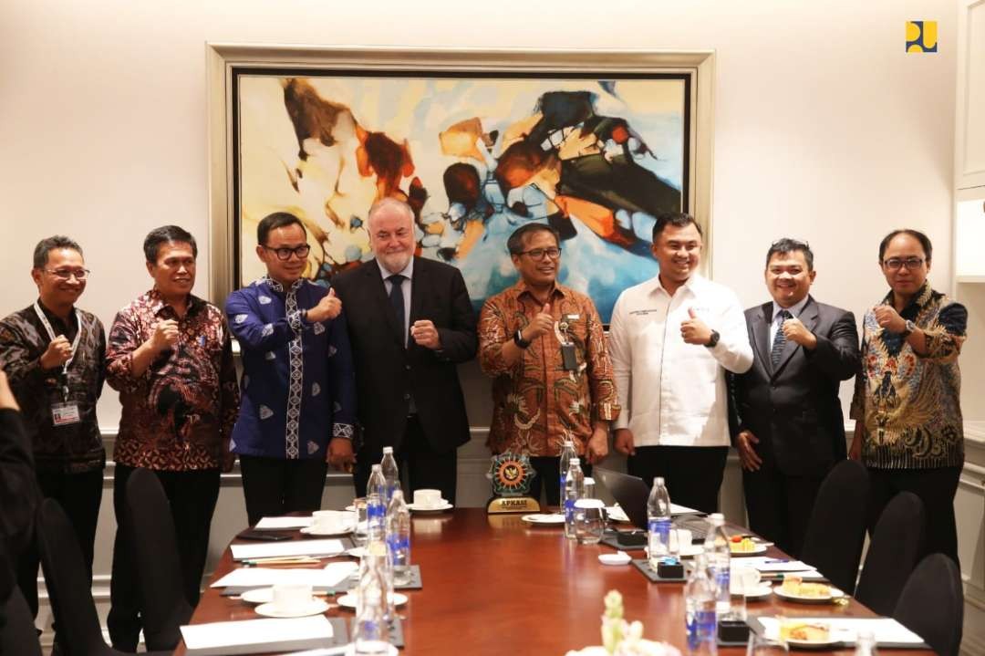 Presiden World Water Council (WWC) Loic Fauchon, dan Sekretaris Jenderal Kementerian PUPR Mohammad Zainal Fatah mewakili Menteri PUPR Basuki Hadimuljono, juga Staf Ahli Menteri PUPR Bidang Teknologi, Industri, dan Lingkungan Endra S. Atmawidjaja serta sejumlah pejabat penting saat menggelar pertemuan di Bali pada Rabu 11 Oktober 2023. (Foto: istimewa)