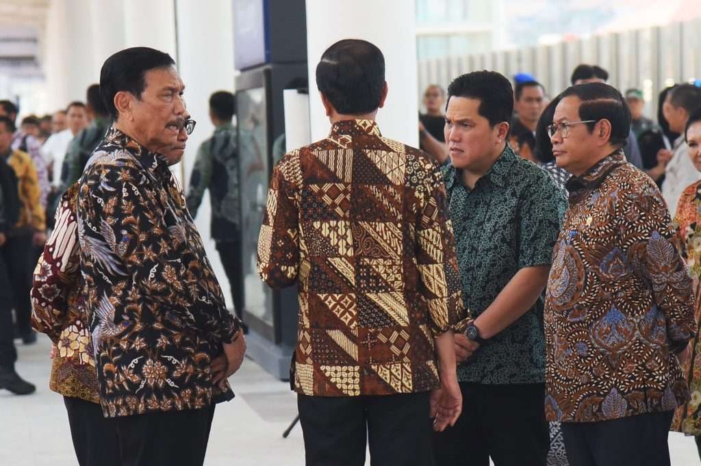 Menteri BUMN, Erick Thohir (kanan kedua) menjabat Menko Marves Ad Interim selama Luhut Pandjaitan (kiri) pemulihan kesehatan di Singapura. (Foto: Setpres)