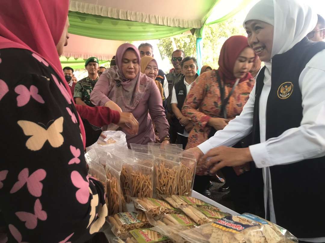 Gubernur Jawa Timur Khofifah Indar Parawansa memborong dan membagikan barang yang dijual di stand pasar murah kepada warga yang datang di Pendopo Kecamatan Kanigoro, Kabupaten Blitar, pada Rabu 11 Oktober 2023. (Foto: choirul anam/ngopibareng.id)