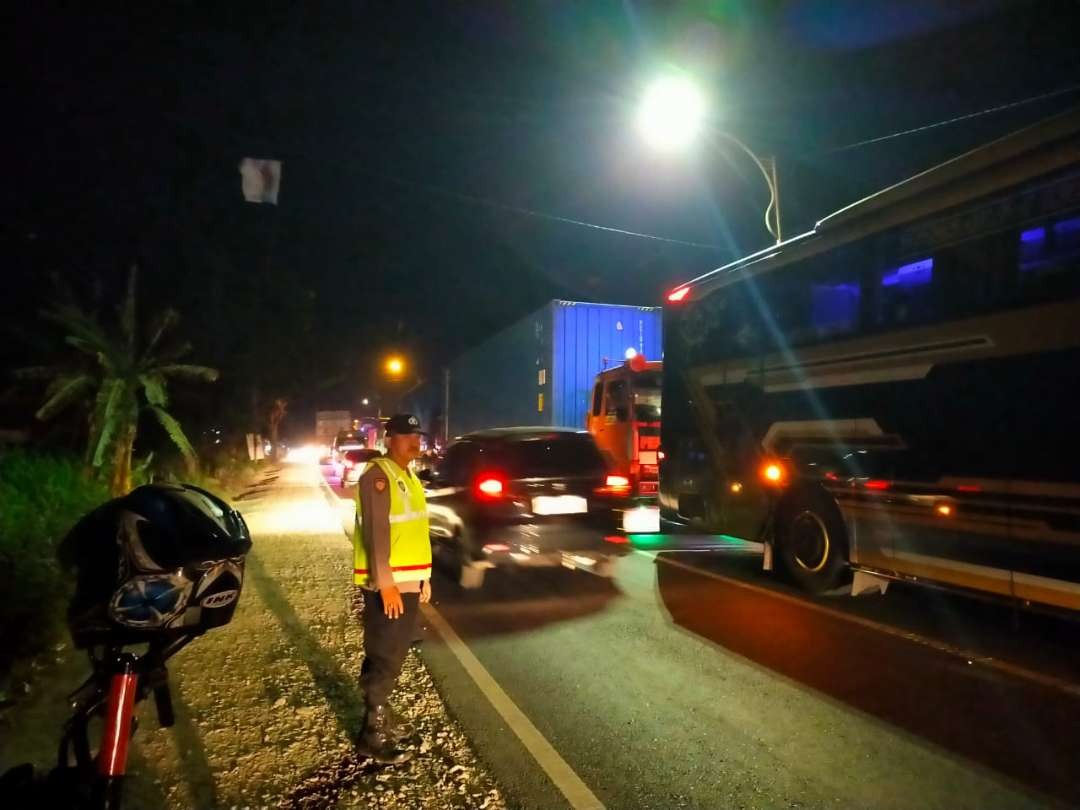 Petugas kepolisian melakukan pengaturan jalan untuk meminimalisir kemacetan. (Foto: Istimewa)