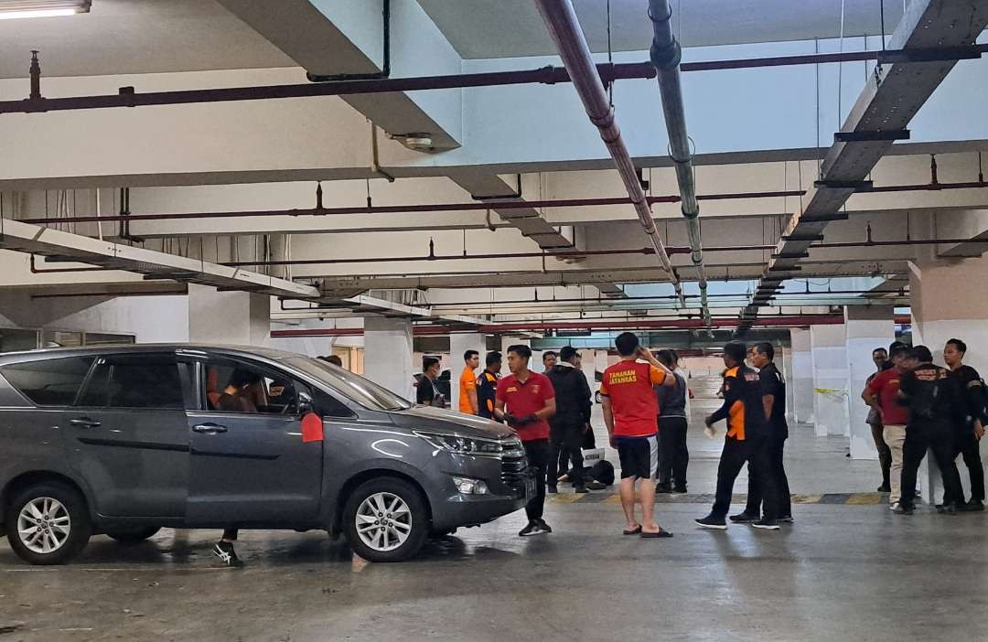 Reka ulang adegan penganiyaan berujung kematian yang dilakukan Ronald Tannur kepada Dini Sera di Basemant Lenmarc Mall. (Foto: Pita Sari/Ngopibareng.id)