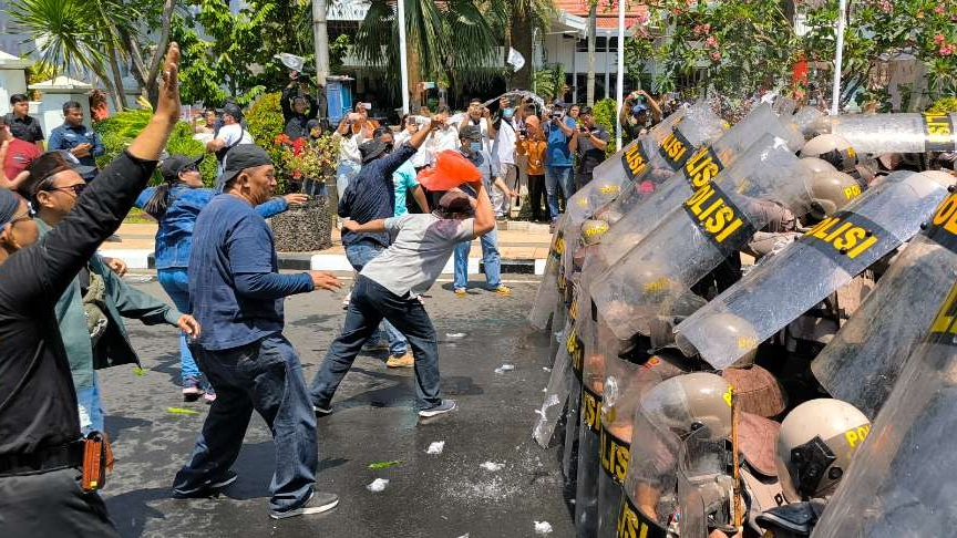 Sebanyak 634 personel Polri dan Polres Kediri Kota diterjunkan dalam gelar simulasi pengamanan kota menjelang pemilu 2024 di depan balai kota Kediri, Rabu, 11 Oktober 2023. (Foto: Fendi Lesmana/Ngopibareng.id)