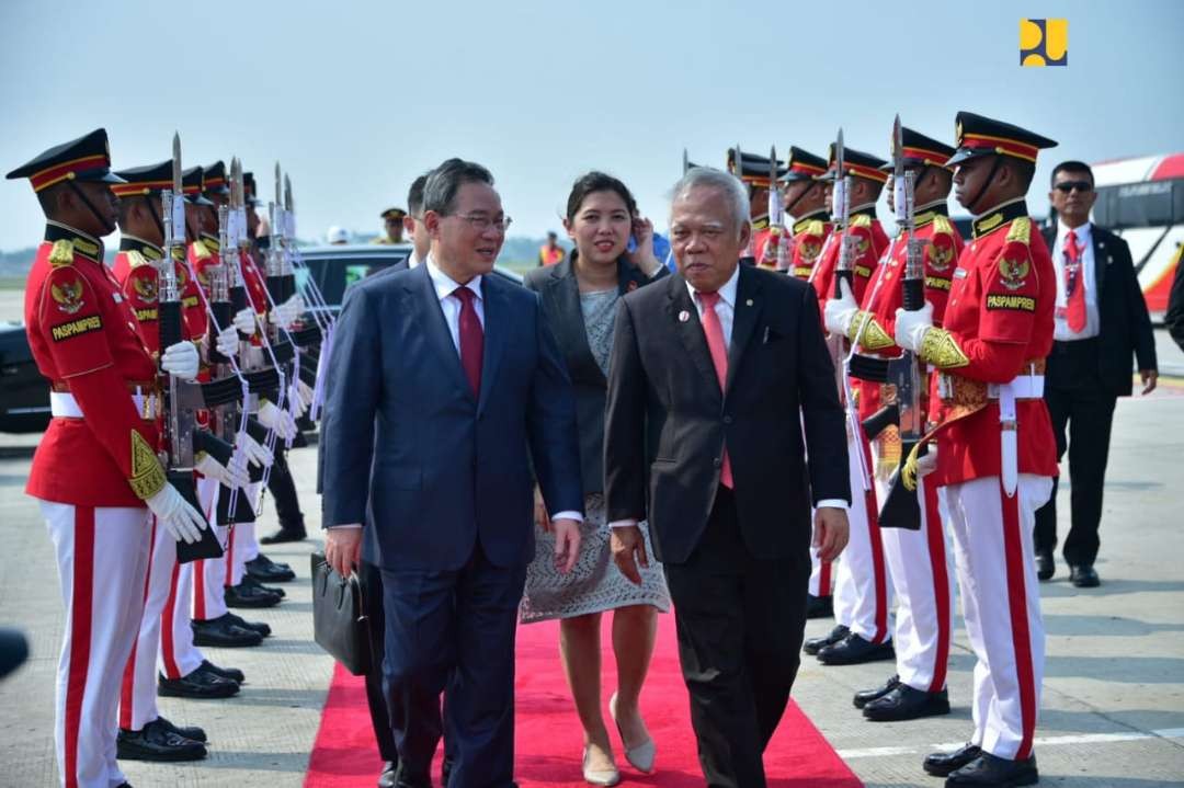 Menteri Basuki lepas kepulangan PM China Li Qiang. (Foto: Humas PUPR)